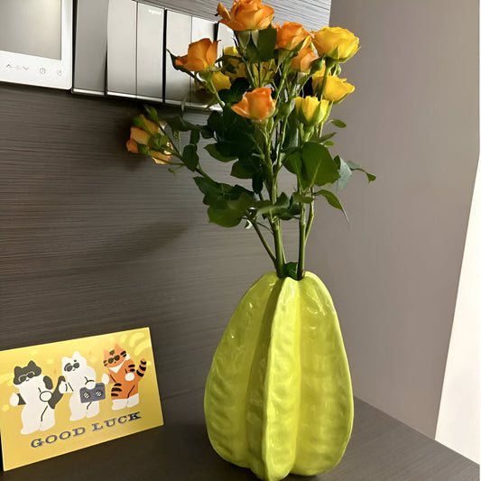 Nerithia - Håndlavet Keramisk Blomstervase i Elegant Stjernefrugtdesign