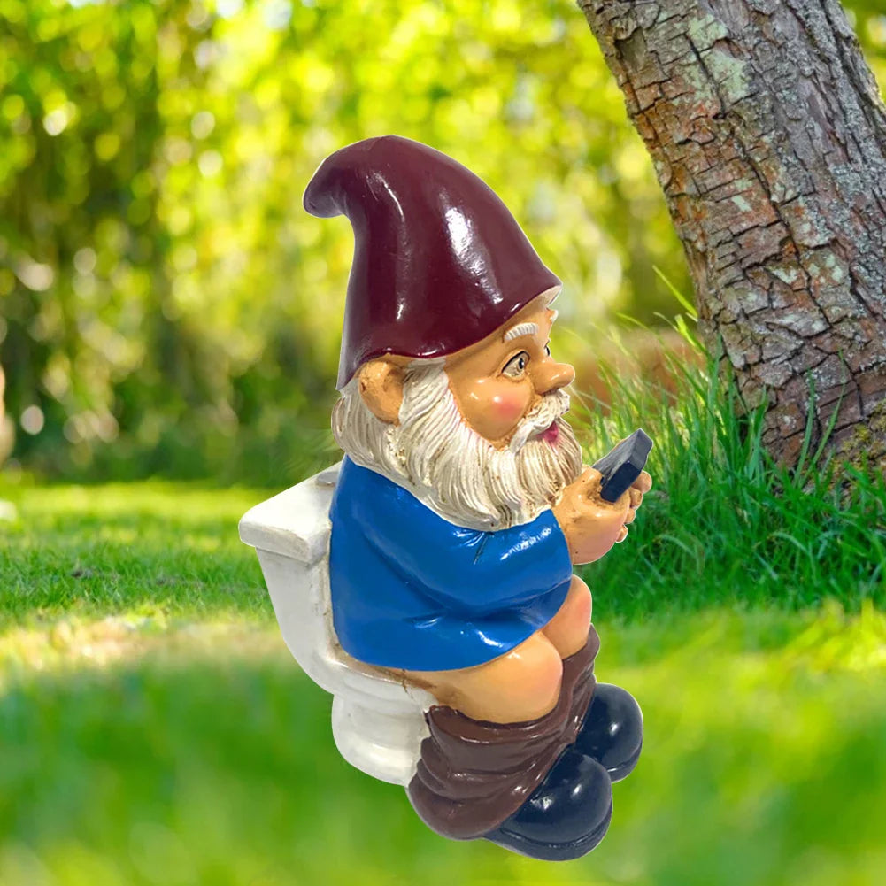 Sylpha - Sød miniature havegnom figur i harpiks til sjov og humoristisk havedekoration