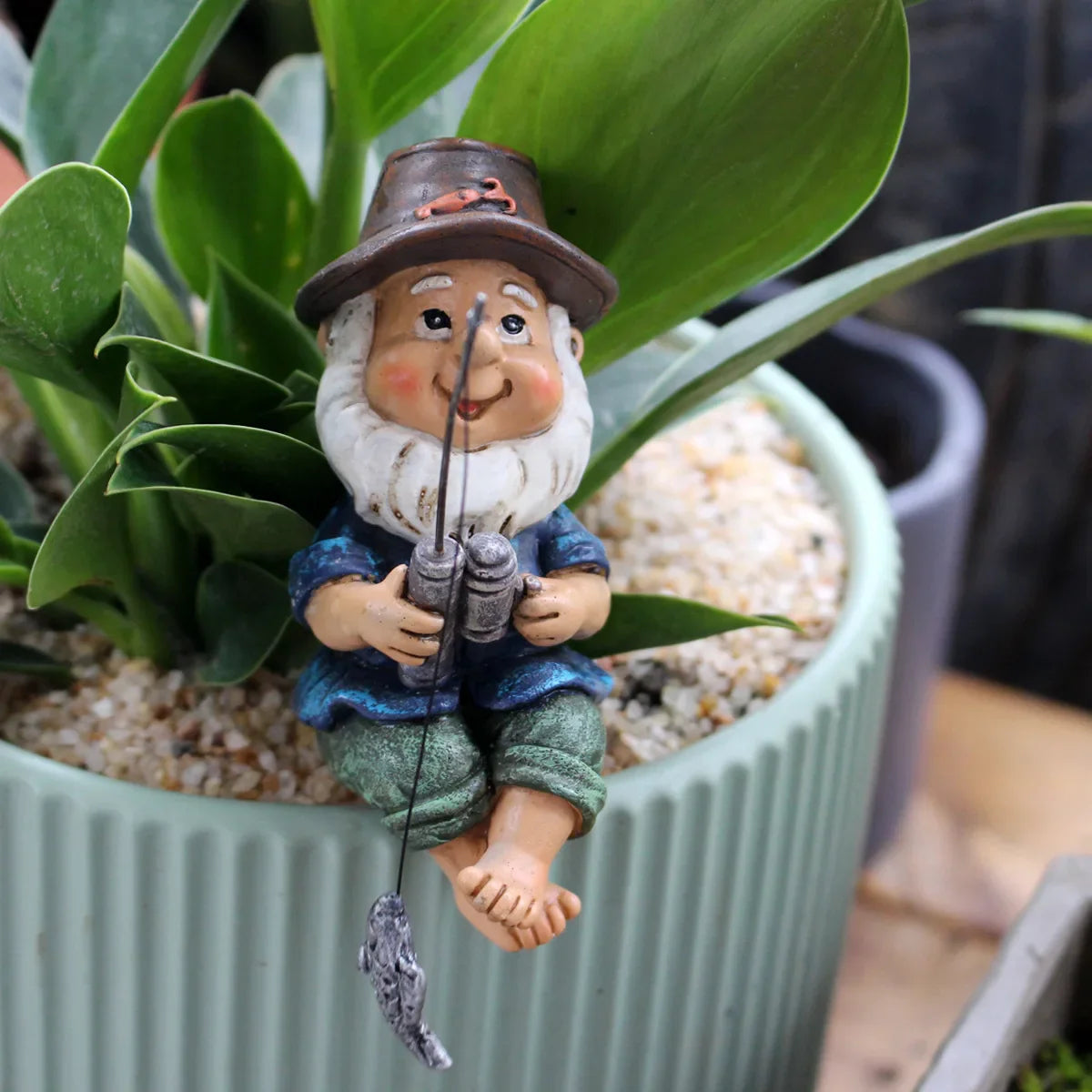 Thalia Forsvindende Nisse Harpiksfigur - Perfekt til Skrivebord og Borddekoration