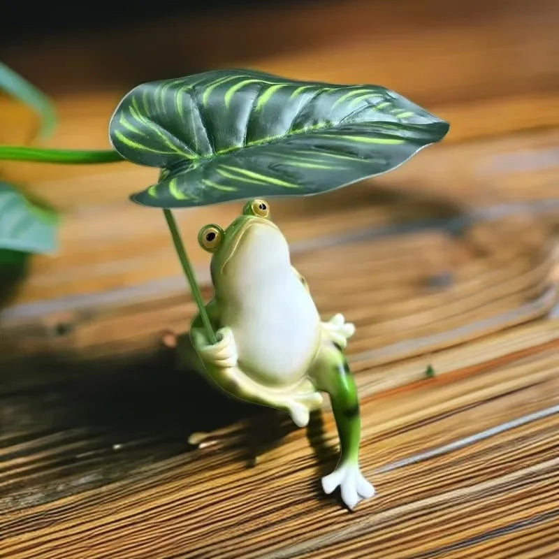 Prisca - Fortryllende frøfigur på lotusblad til akvarium, havepynt og altanornamenter