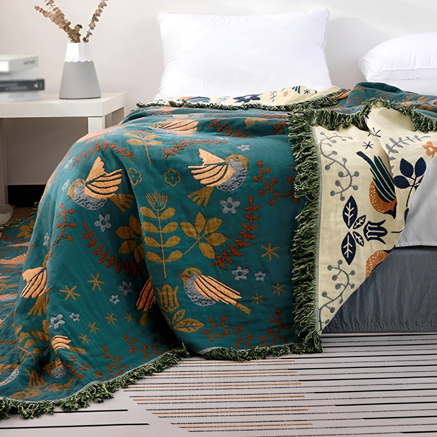Vendbar bomuldsplaid med blomst- og fuglemønster – Grøn Sleepy Choice i 150x200 cm eller 200x230 cm