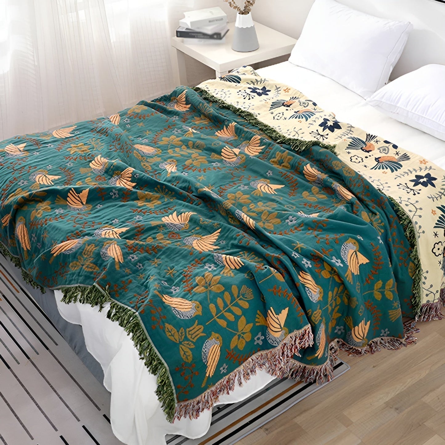 Vendbar bomuldsplaid med blomst- og fuglemønster – Grøn Sleepy Choice i 150x200 cm eller 200x230 cm