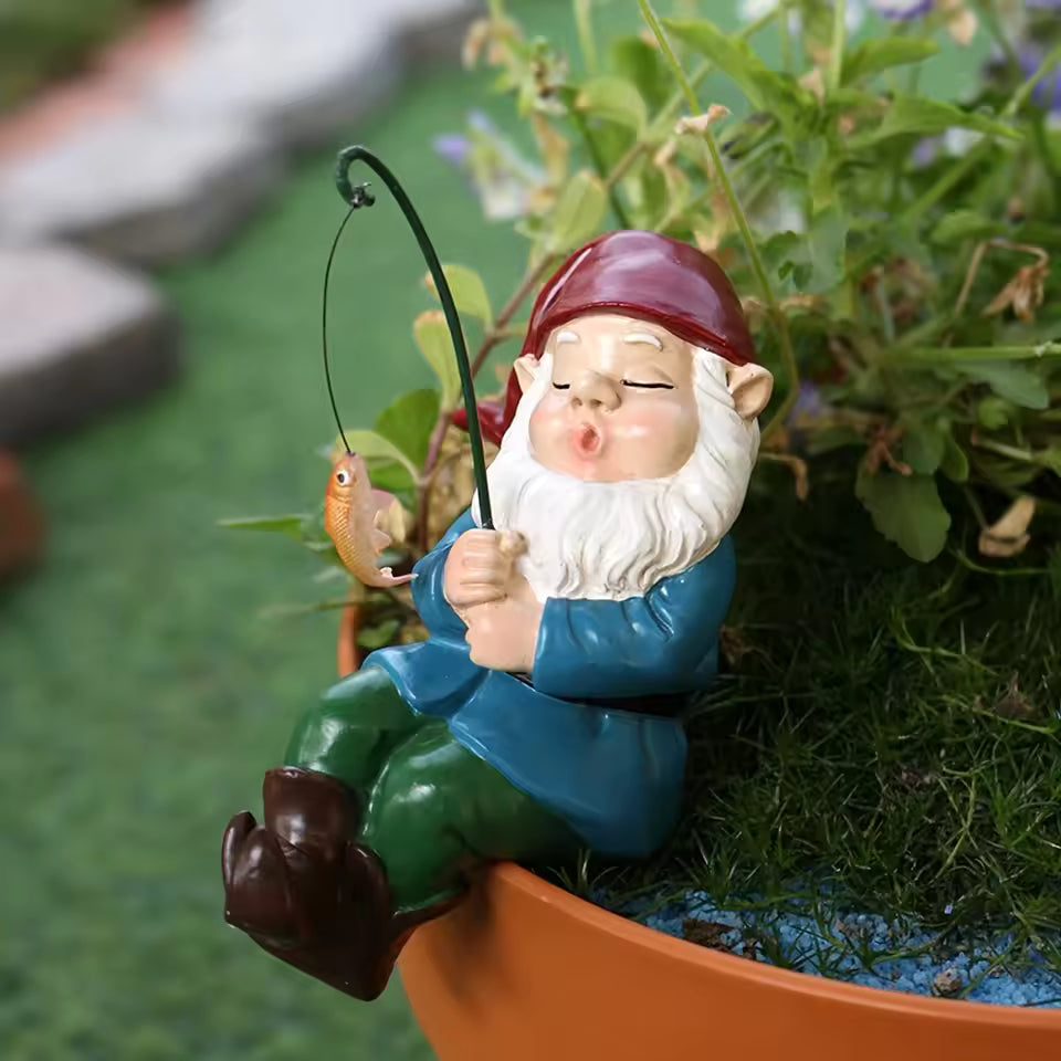 Ligeia - Charmerende Gnomfigur med Stok til Indendørs og Have Dekoration