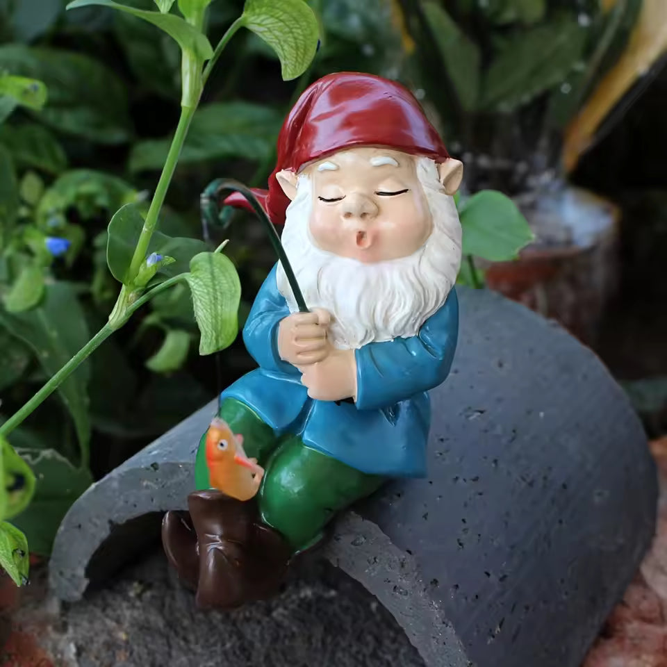 Ligeia - Charmerende Gnomfigur med Stok til Indendørs og Have Dekoration