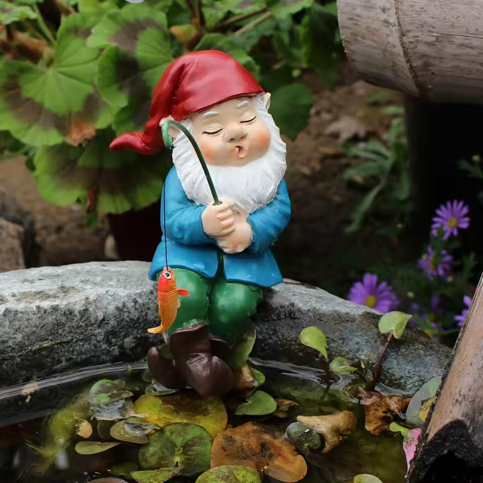 Ligeia - Charmerende Gnomfigur med Stok til Indendørs og Have Dekoration