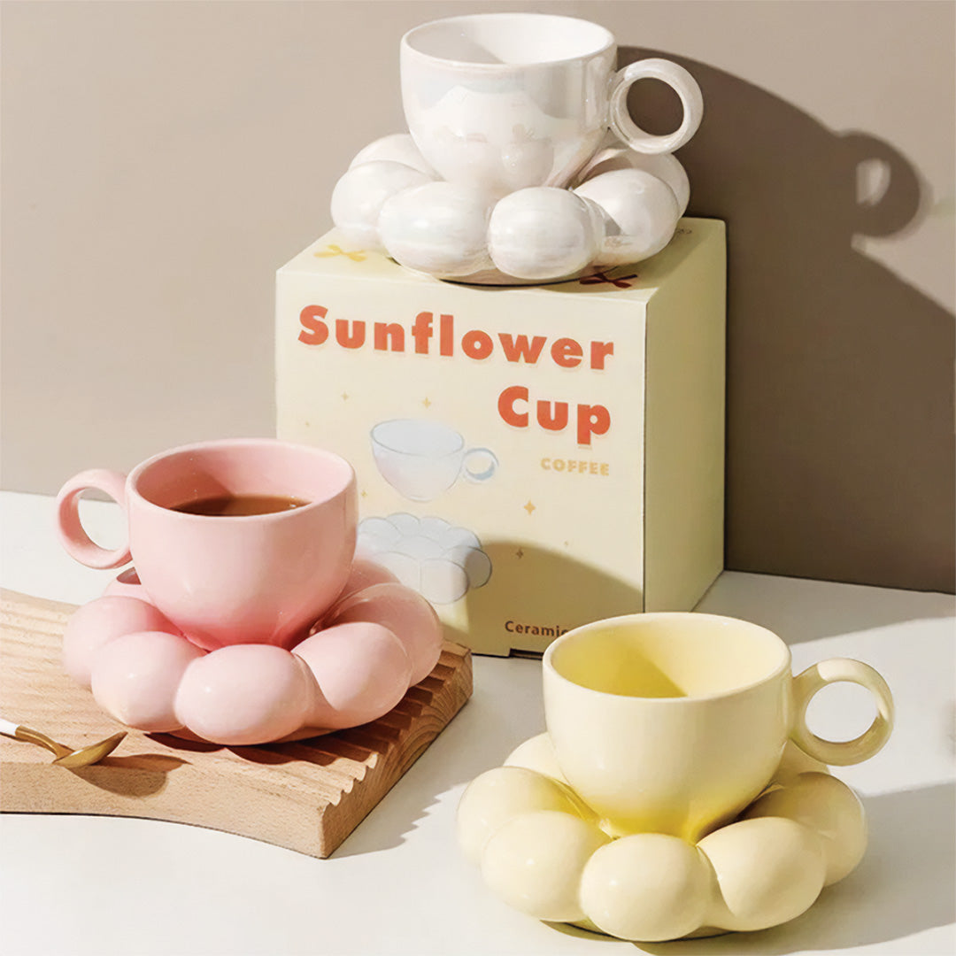 Elegant solsikkekop med blomsterprint perfekt til en smuk morgenmad